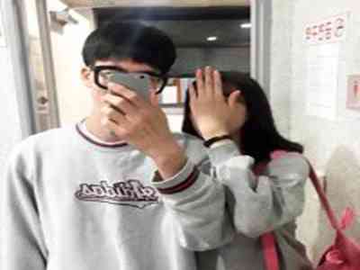 男生和女生一起差差轮滑鞋:男生女生齐聚滑冰场，共享差差轮滑鞋的乐趣 