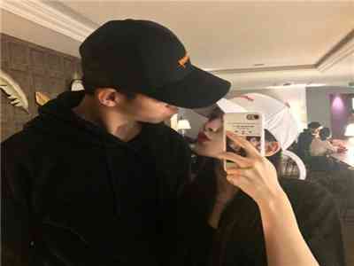 筷子放屁里不许掉:“顾客调侃：筷子放屁里不许掉，餐厅搞笑规矩引热议！” 
