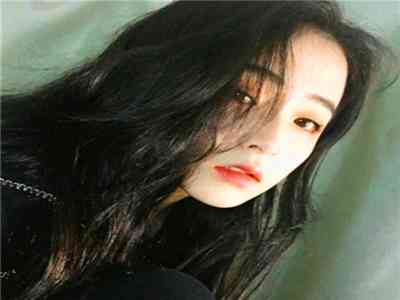 苏娅:苏娅：年轻女歌手崭露头角，引发音乐界热议 